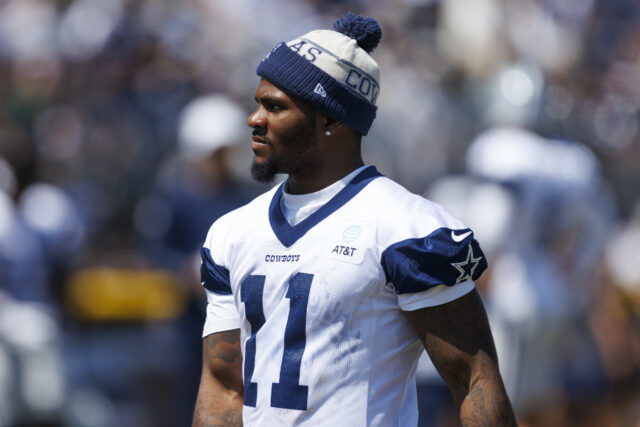 O analista da NFL vira a estrela de cowboy de pelúcia em um discurso feroz

