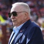 O analista da NLFL Bashes Jerry Jones, obtenha com Micah Parsons