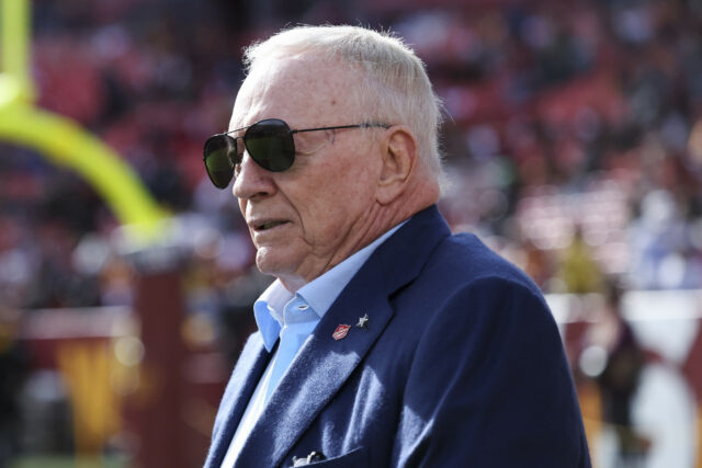 O analista da NLFL Bashes Jerry Jones, obtenha com Micah Parsons

