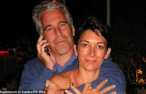 O árbitro federal rejeita o pedido de Trump para desencorajar os documentos secretos de Ghislaine Maxwell Grand Jury no meio do drama de Epstein Na sexta -feira, o Ministério da Justiça pediu a dois juízes em Nova York para selar as exposições relacionadas a Ghislaine Maxwell e Jeffrey Epstein