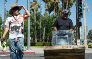 O artista chicano que derrete os blocos de gelo em Riverside tem uma história maior para contar O artista chicano que derrete os blocos de gelo em Riverside tem uma história maior para contar