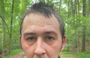 O assassinato quádruplo suspeito de Austin Drummond é finalmente capturado depois de matar quatro e despejar sua garota no tapete da grama da frente “ Austin Robert Drummond, 28, um homem do Tennessee suspeito de assassinar quatro membros da família em um ataque maligno, foi preso após uma semana em corrida