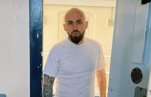 O assassino albanês postou vídeos de Tiktok da cela da prisão britânica, implorando por sua libertação ao seu país natal, porque a comida é horrível e ele precisa ver seus entes queridos. Eugert Merizaj, 32, está postando repetidamente nas mídias sociais depois de receber uma sentença de 32 anos em maio de 2022 pelo assassinato de espingarda do traficante de drogas rival Hemawand Ali Hussein