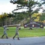 Pelo menos quatro pessoas foram baleadas na Base do Exército de Fort Stewart (visto em um armazém) na Geórgia, pois as autoridades rapidamente trancaram a área circundante