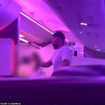 Este é o momento em que o passageiro da Virgin Atlantic, Salman Iftikhar (Centrum), lançou um pneu difícil contra a tripulação de cabine em seu voo depois de ser instruído a parar de se ajudar no bar