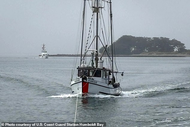 O barco fantasma navega para a Califórnia por conta própria O barco de pesca de Joel Kawahara, o Karolee (foto), navegou de Washington para a Califórnia sem ele a bordo depois que ele desapareceu sem traço