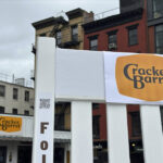 Arquivo - O Cracker Barrel Old Country Store Logo em Pearl, Miss., É fotografado, 12 de setembro de 2023. (AP Photo/Rogelio V. Solis, arquivo)
