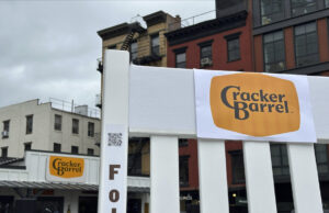 O barril de biscuit simplesmente mantém ceder ao fanatismo de Maga Arquivo - O Cracker Barrel Old Country Store Logo em Pearl, Miss., É fotografado, 12 de setembro de 2023. (AP Photo/Rogelio V. Solis, arquivo)