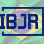 Fundo branco com uma visão geral azul escura/marinho e IBJR escrito no meio. Bandeira brasileira em segundo plano. Ibjr recebe A2FBR e expande seus membros