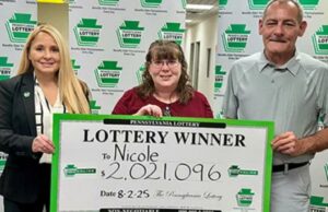 O câncer de mama sobrevive, a avó de 42 anos recebe um jackpot histórico no valor de US $ 2 milhões em monopólio on -line no PA. Nicole Walter possui um cheque para uma loteria no valor de US $ 2.021 096 na Pensilvânia.