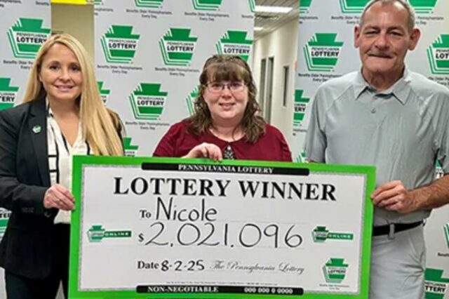 Nicole Walter possui um cheque para uma loteria no valor de US $ 2.021 096 na Pensilvânia.