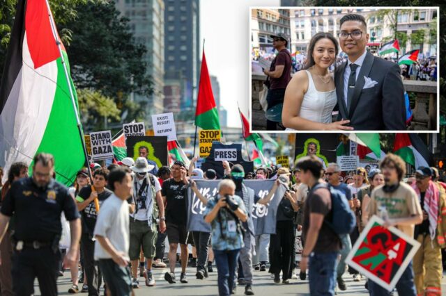 Os noivos posam para uma foto durante o protesto.