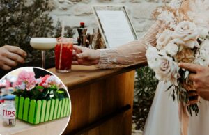 O casal travesso proíbe o barman da publicação de uma jarra de “Shoddy” para o casamento: “Eu ficaria aterrorizado se você pedisse dicas para meus convidados” Jarra de vidro com pontas.