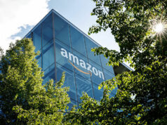 A nova estratégia de podcast da Amazon: monetizar tudo The logo and lettering of global online mail order company Amazon can be seen on the façade of Amazon Germany's headquarters in Parkstadt Schwabing in Munich (Bavaria).