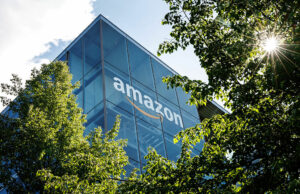 Amazon supostamente pretende reduzir cerca de 30.000 trabalhos empresariais The logo and lettering of global online mail order company Amazon can be seen on the façade of Amazon Germany's headquarters in Parkstadt Schwabing in Munich (Bavaria).