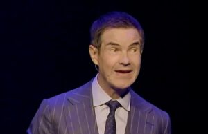 O comediante Jimmy Carr é semelhante ao príncipe Harry com Kanye West e diz: “Ele às vezes se vestia como um nazista e ele foda” Os quadrinhos de stand-up britânicos Jimmy Carr (foto) compararam o príncipe Harry com Kanye West e disseram que ambos tiveram