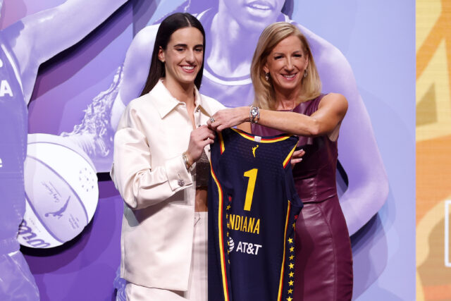 O comissário da WNBA quebra o silêncio sobre os controviersy de faculdades de colegas citadas

