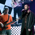 O músico Mickey Madden (à esquerda), um baixista de uma hora da popular banda Maroon 5, ao lado de Adam Levine, é acusado de ter atacado fisicamente sua esposa depois de confrontá -lo para enviar mensagens de texto inadequadas para adolescentes. Imagem em LA 2018