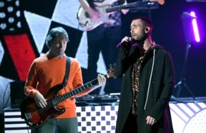 O companheiro de banda ex -Maroon 5 de Adam Levine é acusado de ter adolescentes sexting – e atacou a esposa quando ela o confrontou nele O músico Mickey Madden (à esquerda), um baixista de uma hora da popular banda Maroon 5, ao lado de Adam Levine, é acusado de ter atacado fisicamente sua esposa depois de confrontá -lo para enviar mensagens de texto inadequadas para adolescentes. Imagem em LA 2018