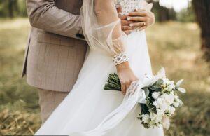 O conselho de Londres diz à sua equipe para não ligar para casais de ‘marido’ e ‘esposa’ por medo de ofender indivíduos não binários Os funcionários do conselho no bairro real de Greenwich foram aconselhados a não descrever casais como 'marido e mulher' - sobre os temores de que isso possa ofender