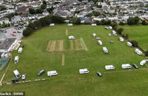 O conselho falhou nos EUA enquanto assistimos aos viajantes atacar os proprietários, danificar o valor de PS50K e despejar resíduos humanos nos campos de críquete. O Plymstock Cricket Club em Devon foi adquirido por viajantes por quase uma semana no mês passado