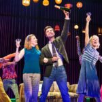 O coreógrafo de 'A Beautiful Noise' sobre como o elenco e o todo mantêm o musical de Neil Diamond 'Buzzy' e 'Electric' enquanto está em turnê
