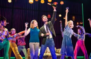 O coreógrafo de ‘A Beautiful Noise’ sobre como o elenco e o todo mantêm o musical de Neil Diamond ‘Buzzy’ e ‘Electric’ enquanto está em turnê O coreógrafo de 'A Beautiful Noise' sobre como o elenco e o todo mantêm o musical de Neil Diamond 'Buzzy' e 'Electric' enquanto está em turnê