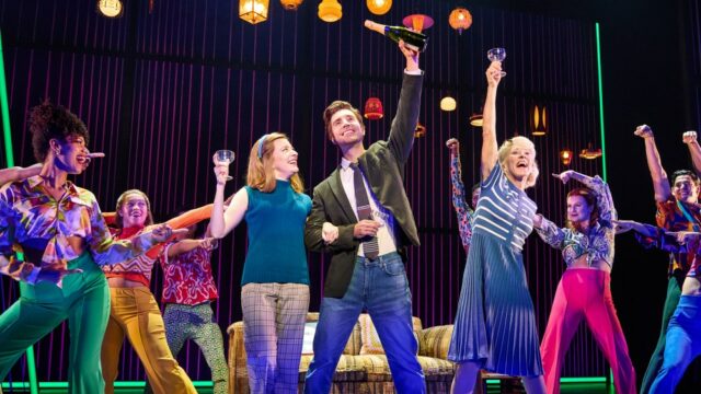 O coreógrafo de 'A Beautiful Noise' sobre como o elenco e o todo mantêm o musical de Neil Diamond 'Buzzy' e 'Electric' enquanto está em turnê

