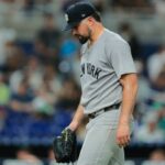 O Broomer inicial dos Yankees Carlos Rodon retorna ao abrigo contra o Marlin durante o terceiro turno na noite de sexta -feira em Miami.