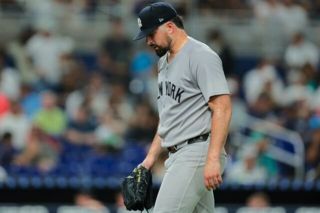 O Broomer inicial dos Yankees Carlos Rodon retorna ao abrigo contra o Marlin durante o terceiro turno na noite de sexta -feira em Miami.