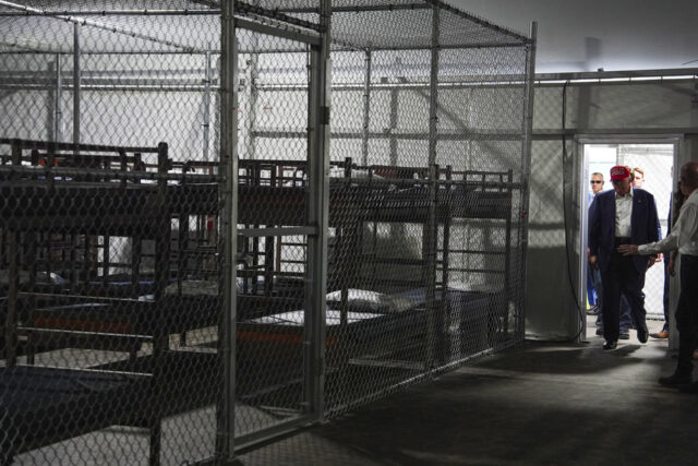 Arquivo - US Nullam e Alfândega efetivam os líderes para esperar para deter uma pessoa, 27 de julho de 2025, na prata, MD. (AP Photo / Alex Live, arquivo)