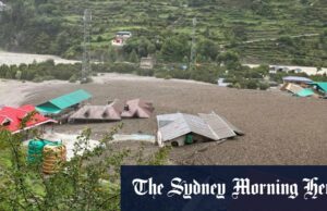 O deslizamento de lama de nuvem mortal envolve a vila indiana Faundexers e lama e uma montanha, caindo na vila e varrendo casas.