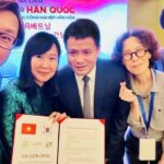 O diretor de '6/45' Park Gyu-tae assina o acordo de co-produção do Vietnã-Corea para 'Saigon Oppa'