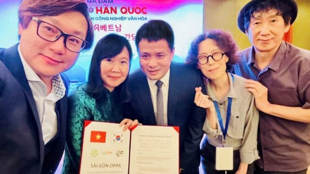 O diretor de '6/45' Park Gyu-tae assina o acordo de co-produção do Vietnã-Corea para 'Saigon Oppa'


