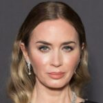Emily Blunt sai de um novo Bob Rubio com raízes escuras durante as filmagens de 'The Devil Wears Prada 2' em Nova York.