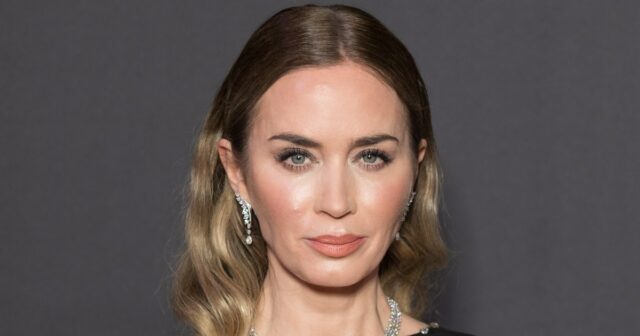 Emily Blunt sai de um novo Bob Rubio com raízes escuras durante as filmagens de 'The Devil Wears Prada 2' em Nova York.