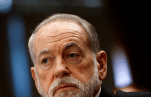 O embaixador Huckabee entra no Combat Club 12. Agosto para cortar a mídia do Gaze VAR FOG O embaixador Huckabee entra no Combat Club 12. Agosto para cortar a mídia do Gaze VAR FOG