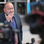 Conspiração de direita Thorist Alex Jones conversando com a mídia depois de chegar ao tribunal federal para ouvir em frente ao juiz de falências na sexta-feira, 14 de junho de 2024, em Houston. O juiz está esperando para governar se os ativos do líquido Jones para ajudar a pagar os US $ 1,5 bilhão e devem ter suas falsas alegações de que o tiroteio na escola primária de Sandy Hook era uma farsa. (Foto ABD / David J. Phillip)
