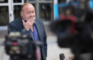 O encobrimento de Estein de Trump para fazer um superfan picles Jones está muito triste Conspiração de direita Thorist Alex Jones conversando com a mídia depois de chegar ao tribunal federal para ouvir em frente ao juiz de falências na sexta-feira, 14 de junho de 2024, em Houston. O juiz está esperando para governar se os ativos do líquido Jones para ajudar a pagar os US $ 1,5 bilhão e devem ter suas falsas alegações de que o tiroteio na escola primária de Sandy Hook era uma farsa. (Foto ABD / David J. Phillip)