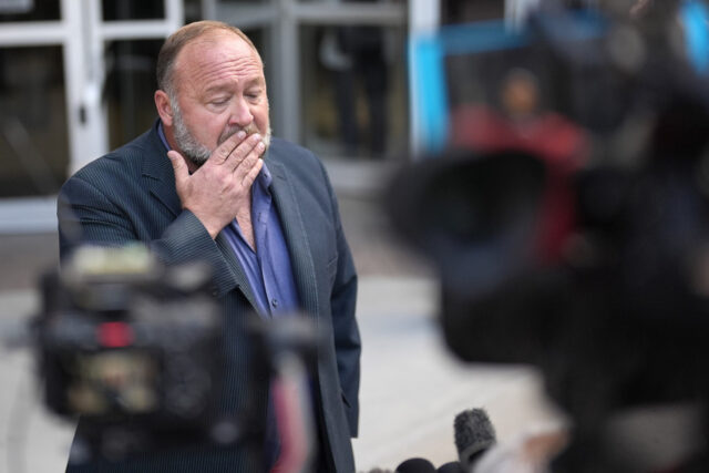 Conspiração de direita Thorist Alex Jones conversando com a mídia depois de chegar ao tribunal federal para ouvir em frente ao juiz de falências na sexta-feira, 14 de junho de 2024, em Houston. O juiz está esperando para governar se os ativos do líquido Jones para ajudar a pagar os US $ 1,5 bilhão e devem ter suas falsas alegações de que o tiroteio na escola primária de Sandy Hook era uma farsa. (Foto ABD / David J. Phillip)
