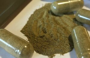 O “engano enganoso é o Popagos dos EUA Um saco de Kratom, um medicamento à base de plantas.