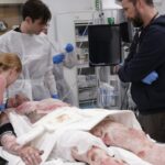O equipamento de maquiagem 'The Pitt' usou sites de treinamento médico para criar sangue e próteses realistas