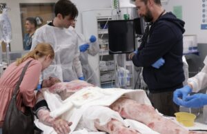 HBO Max é lançado em 8 territórios europeus e anuncia novo acordo de pacote de vídeo Prime O equipamento de maquiagem 'The Pitt' usou sites de treinamento médico para criar sangue e próteses realistas