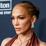 O estilo de blusa europeia de Jennifer Lopez, no valor de US $ 2350 é apenas US $ 18 - e sem rugas