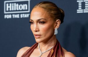 O estilo de blusa europeia de Jennifer Lopez, no valor de US $ 2350 é apenas US $ 18 – e sem rugas O estilo de blusa europeia de Jennifer Lopez, no valor de US $ 2350 é apenas US $ 18 - e sem rugas
