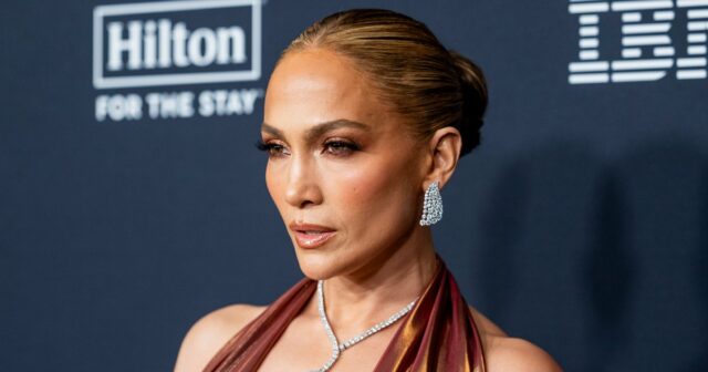 O estilo de blusa europeia de Jennifer Lopez, no valor de US $ 2350 é apenas US $ 18 - e sem rugas



