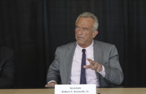 O ex -Doutor General de Trump Slams RFK Jr. Bumbing’s CDC Tiroteios Um buraco de bala é visível na porta da farmácia do CVS em sábado, 9 de agosto de 2025, perto de quando a polícia diz que uma pessoa estava atirando no palácio de Atlanta. (Foto ABD / Jeff Amy)