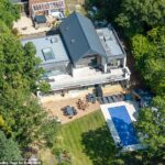 Lisa e Tim Klaver afirmam que terão que derrubar sua ampla casa de sonho (foto) perto de Farnham, Surrey, depois que a construção de North Down construía tão mal