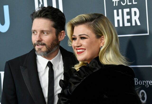 O ex-homem de Kelly Clarkson encontrou seu "parceiro na vida" com seu assistente

