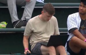 O fã do Cubs se torna viral para trabalhar em seu laptop nas arquibancadas durante o jogo GetTyimages-2230044152 Austin Butler pegou roubando 2025